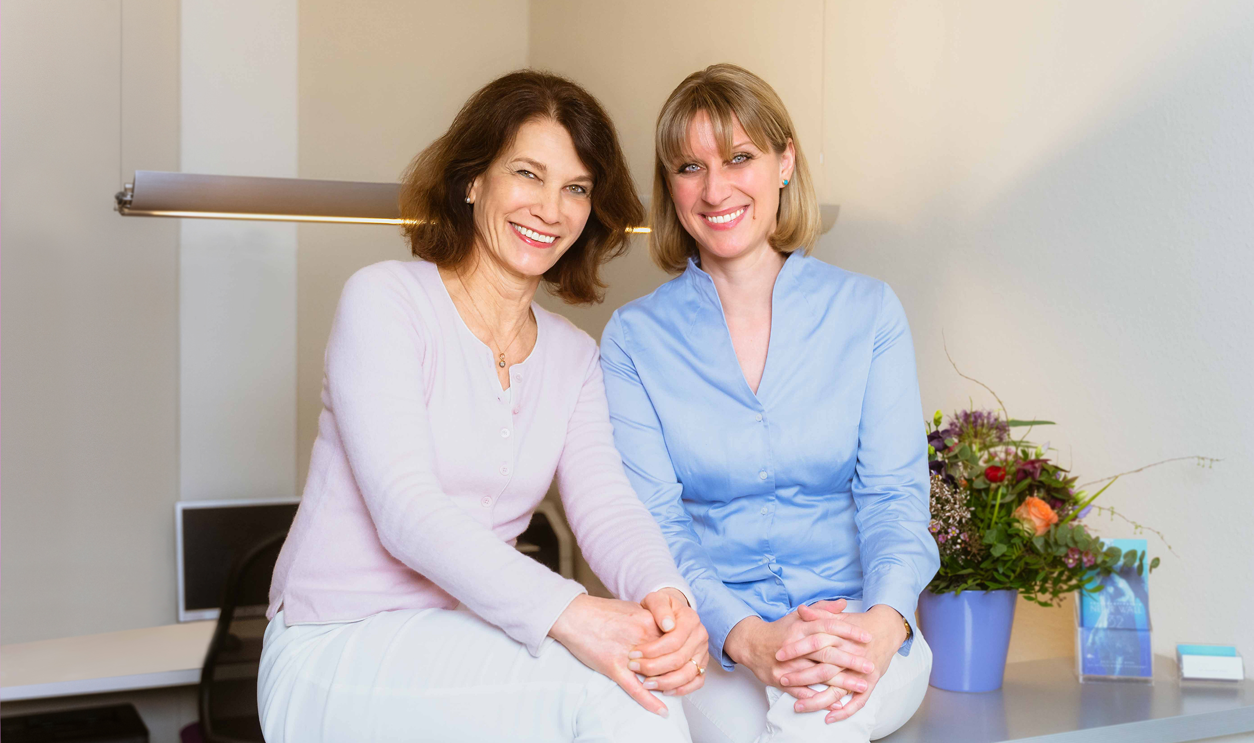 Frauenärztinnen Dr. Claudia Mann und Dr. Andreana Coppi in ihrer Praxis in der Hamburger Innenstadt