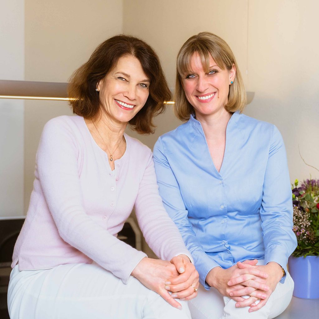 Dr. Claudia Mann und Dr. Andreana Coppi im Empfangsbereich ihrer Praxis in der Hamburger Innenstadt